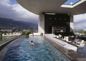 Outdoor pool, sun loungers - Habita Monterrey, a Member of Design Hotels (San Pedro Garza García)