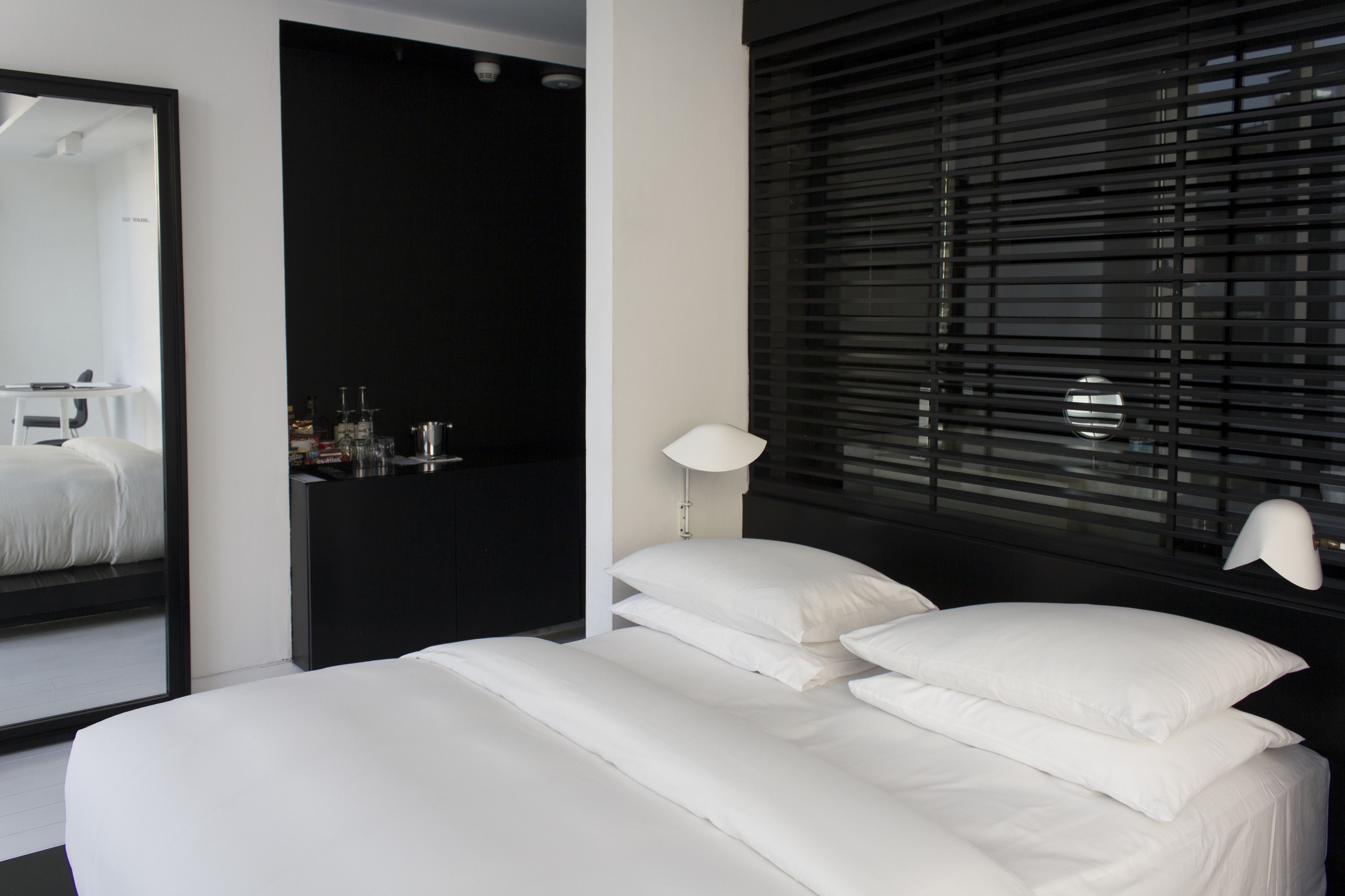 Minibar, brankas, meja kerja, dan tirai kedap cahaya