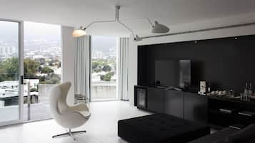 Minibar, coffres-forts dans les chambres, bureau, rideaux occultants