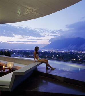 Outdoor pool, sun loungers - Habita Monterrey, a Member of Design Hotels (San Pedro Garza García)