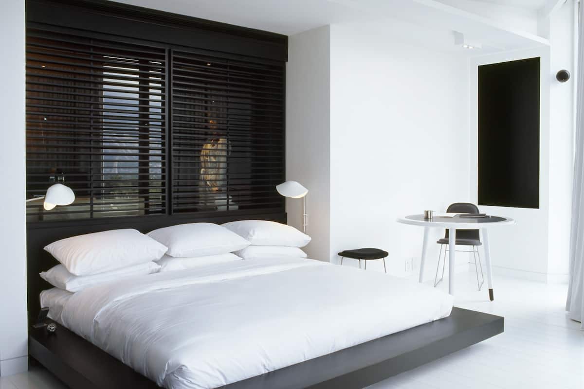 Minibar, coffres-forts dans les chambres, bureau, rideaux occultants