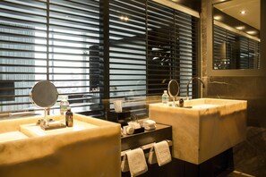 A modern bathroom with two sinks, mirrors, and a vanity with towels. - Habita Monterrey, a Member of Design Hotels (San Pedro Garza García)
