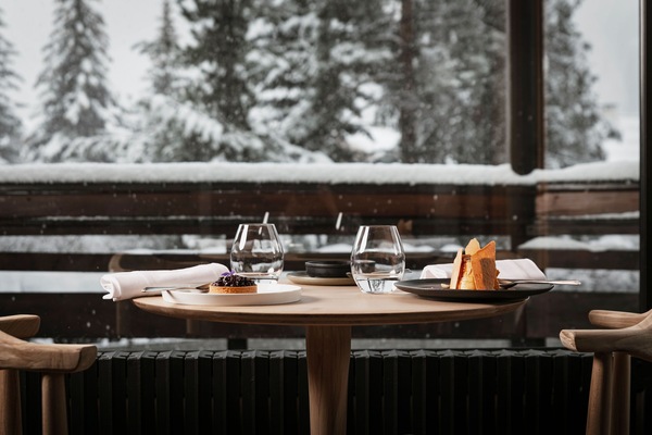 2 restaurants; breakfast, lunch and dinner served
