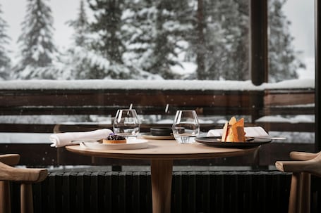 2 restaurants, breakfast, lunch, dinner served; French cuisine