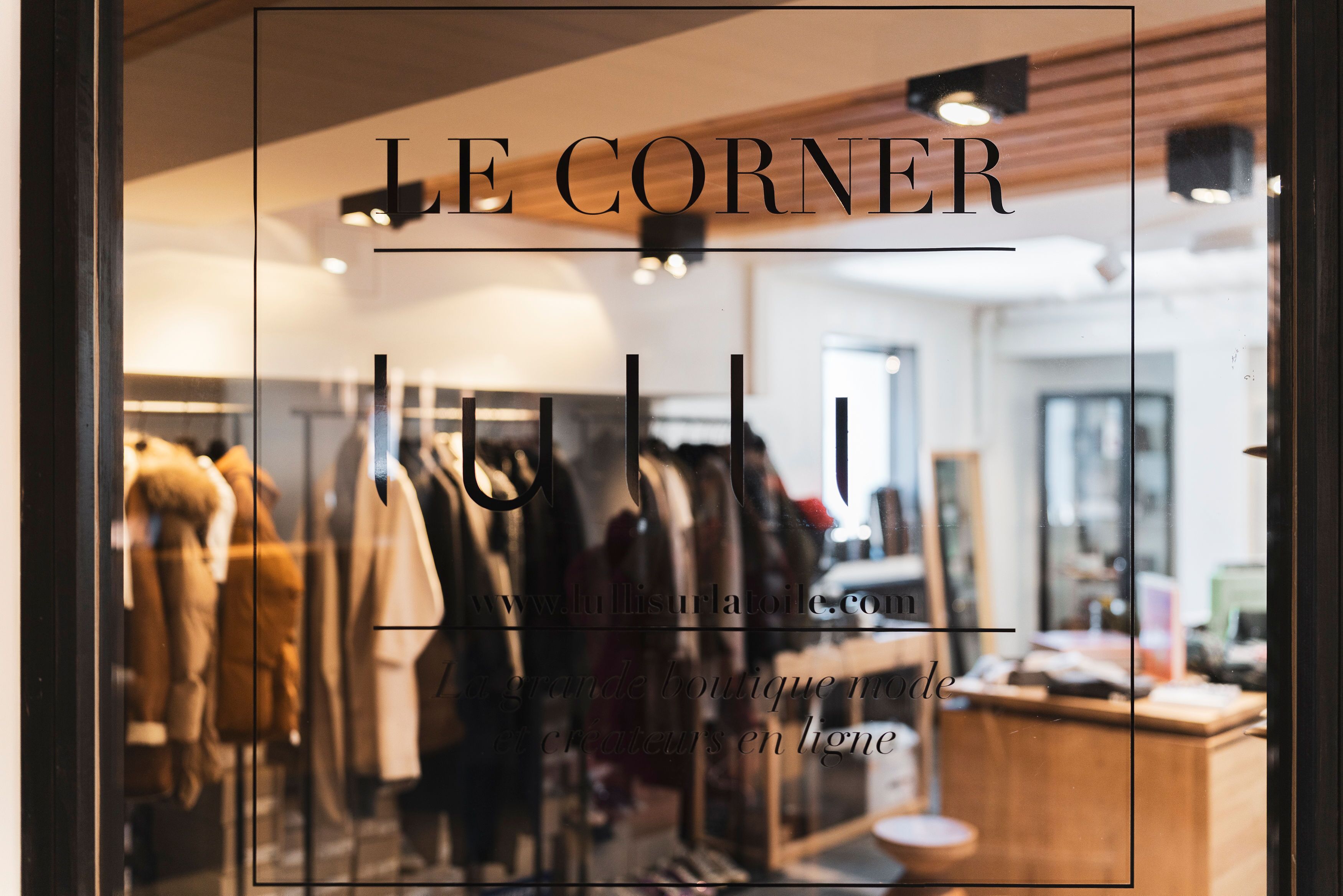 Une boutique appelée « LE CORNER », dont l’adresse du site web est clairement affichée, et qui se décrit comme une grande boutique proposant également la vente de chaussures en ligne.