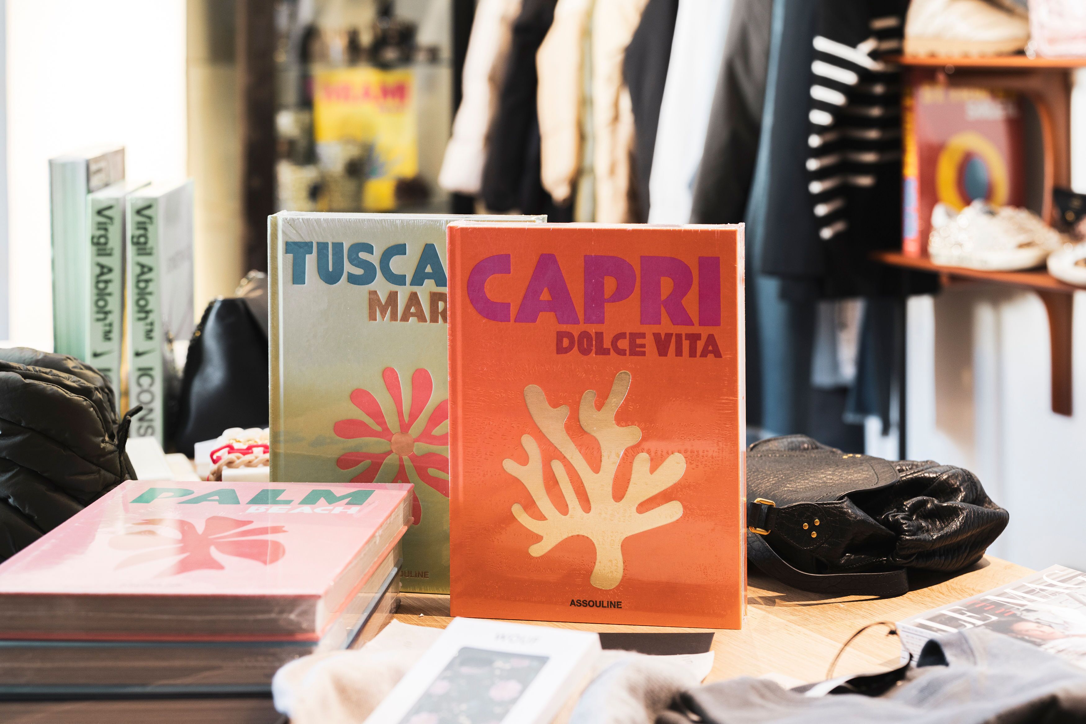 Libri e una borsa in pelle esposti su un tavolo.