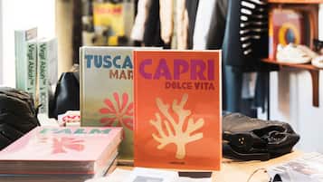 Libri e una borsa in pelle esposti su un tavolo.