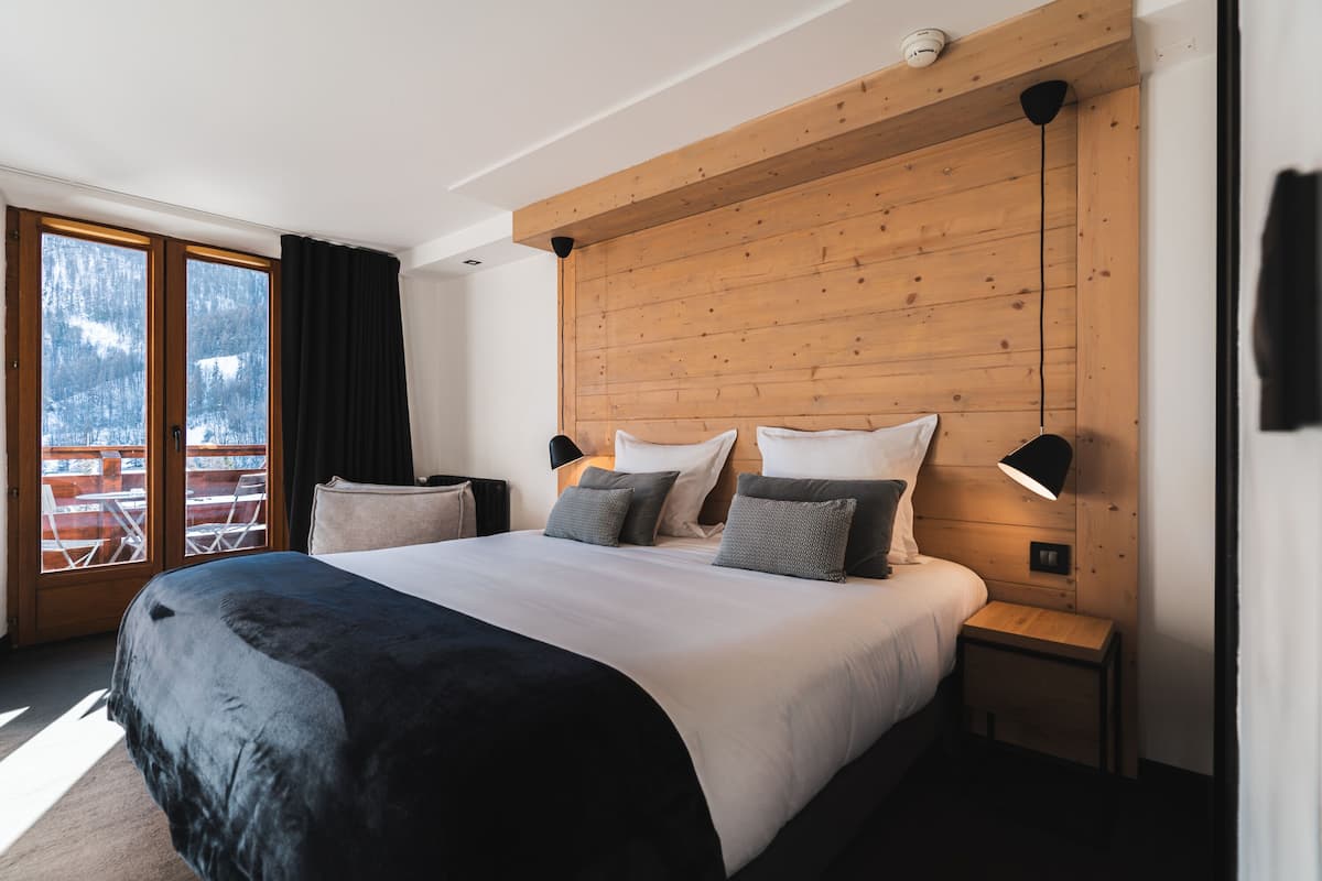 deluxe room, balcony, mountain view | premium bedding, in-room safe, desk, soundproofing