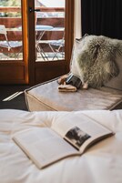 Ropa de cama de alta calidad y caja de seguridad en la habitación 