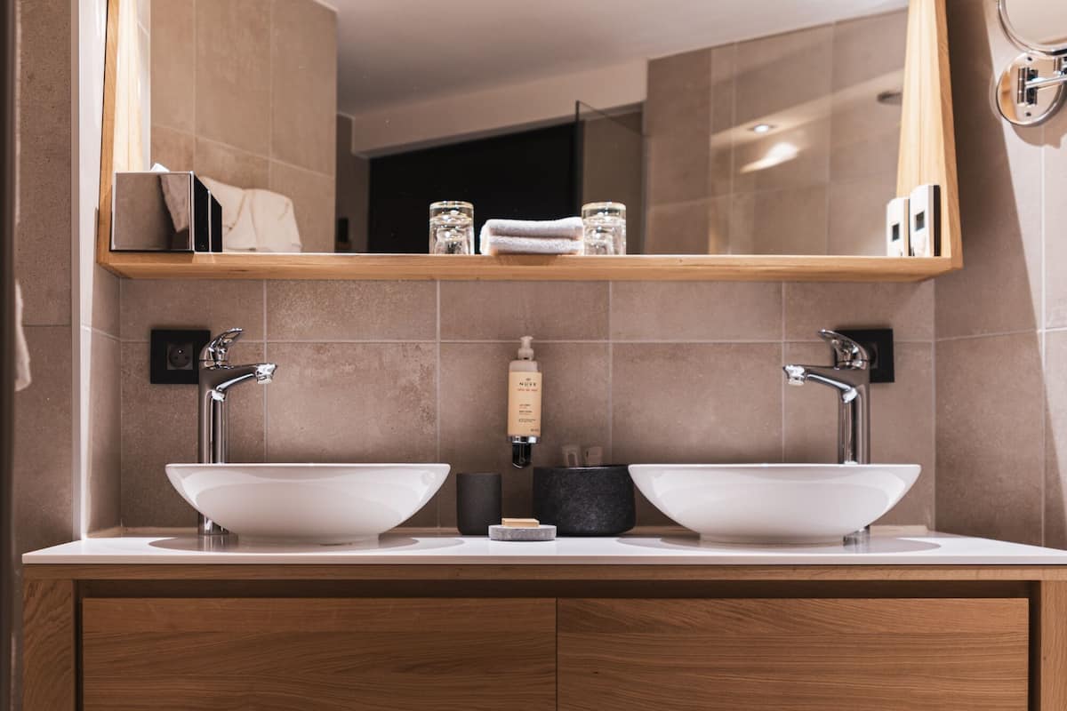 family suite, 2 bedrooms | bathroom | free toiletries, hair dryer, bathrobes, slippers