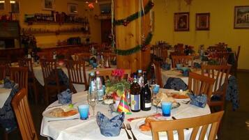 Frukost, lunch och middag serveras