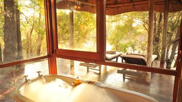 Suite | Badkamer | Een aparte badkuip en douche, een haardroger, handdoeken