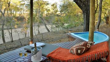 Suite | 1 bedroom, in-room safe, desk, bed sheets