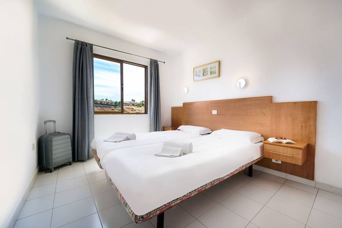 1 habitación, tabla de planchar con plancha y ropa de cama 