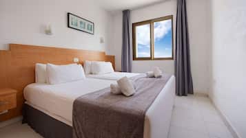 1 habitaciĂłn, tabla de planchar con plancha y ropa de cama