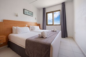 1 habitación, tabla de planchar con plancha y ropa de cama 