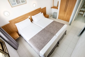 1 habitación, tabla de planchar con plancha y ropa de cama