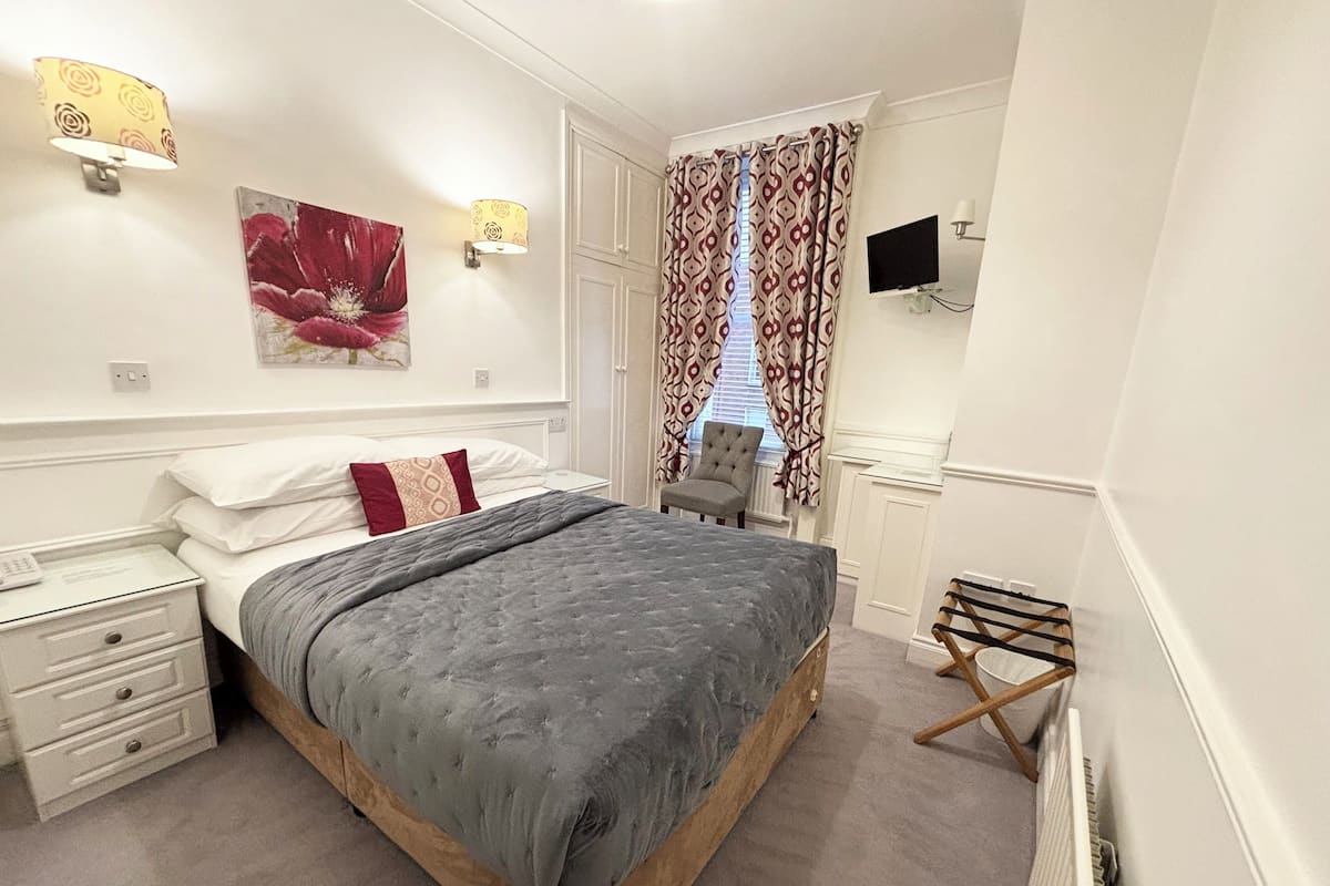 Habitación doble | Decoración personalizada, muebles diferentes y escritorio