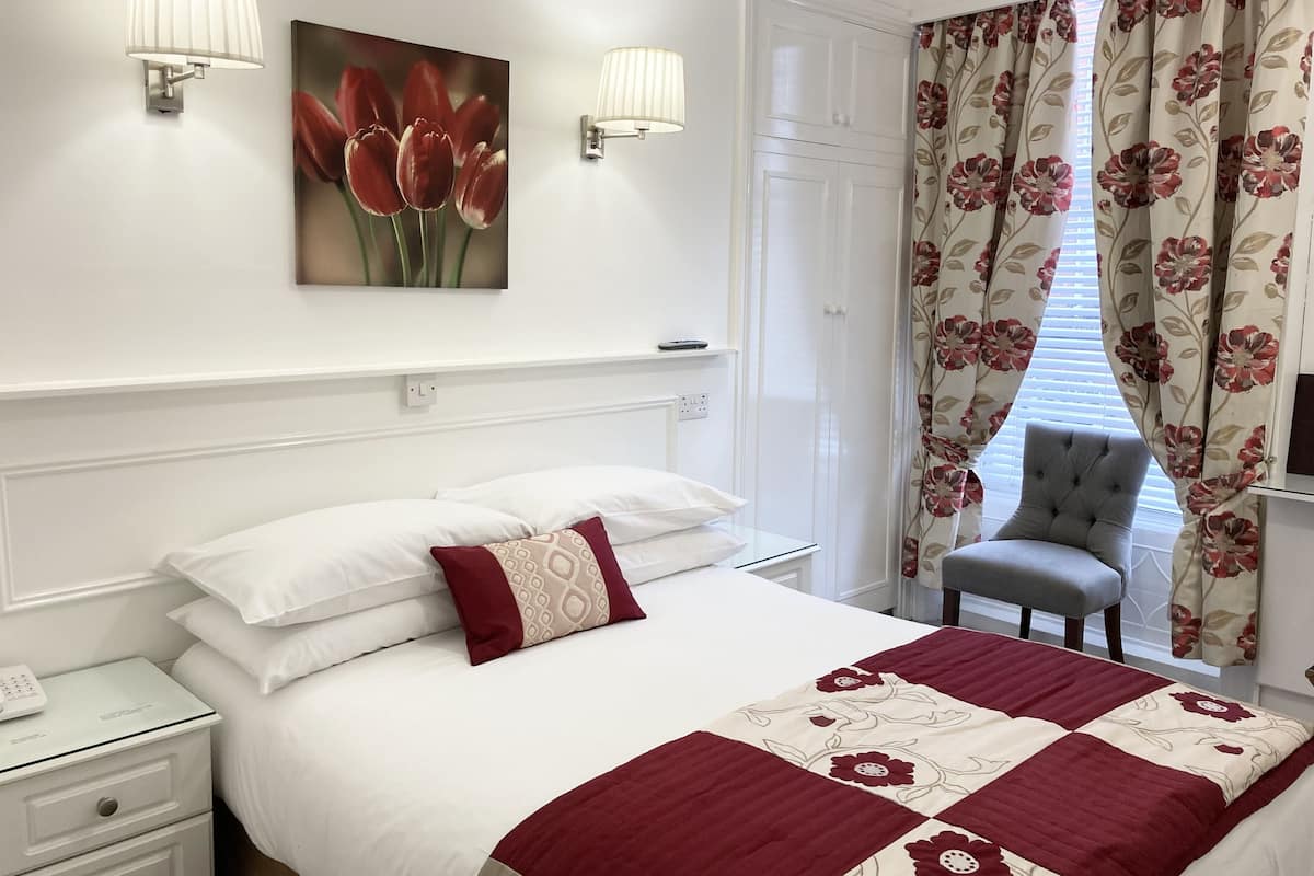 Double Room | Individually decorated, individually furnished, desk, iron/ironing board