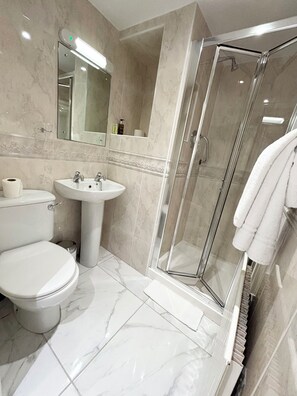 Basic-Einzelzimmer | Badezimmer | Dusche, kostenlose Toilettenartikel, Haartrockner, Handtücher