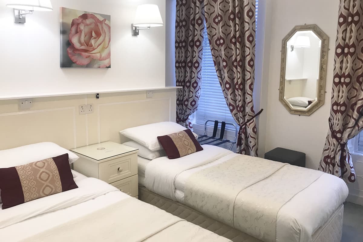 Triple Room, 3 Twin Beds | Individually decorated, individually furnished, desk, iron/ironing board