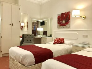 Twin Room | Individually decorated, individually furnished, desk, iron/ironing board - Dergvale Hotel (Dublin)