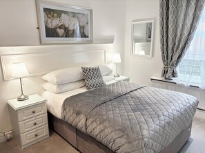 Habitación doble | Decoración personalizada, muebles diferentes y escritorio 