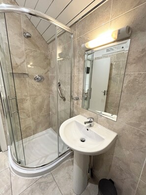 Quarto duplo | Banheiro | Chuveiro, produtos de toalete grátis, secador de cabelo 