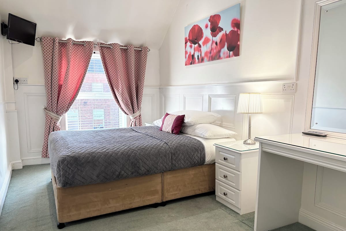 Habitación individual básica | Decoración personalizada, muebles diferentes y escritorio