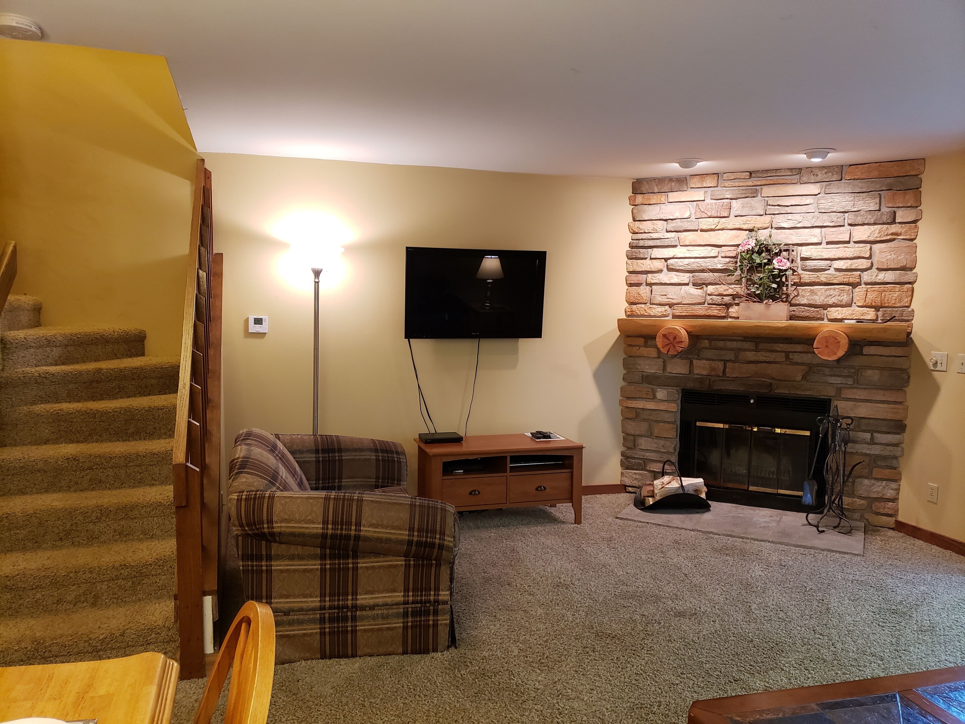 4 bedroom townhouse - queen & twin bed | living room