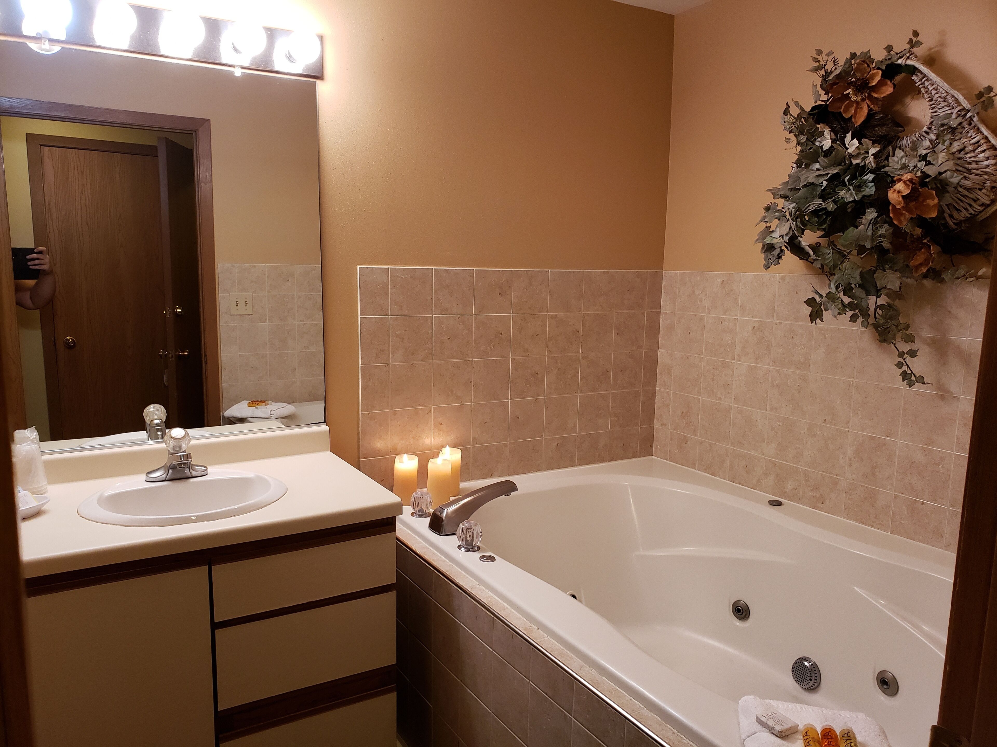 fireside villa (deluxe queen studio) | jetted bathtub