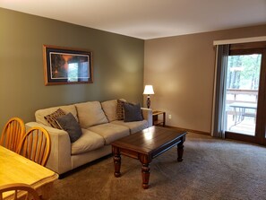 4 Bedroom Townhouse - Queens | Living room