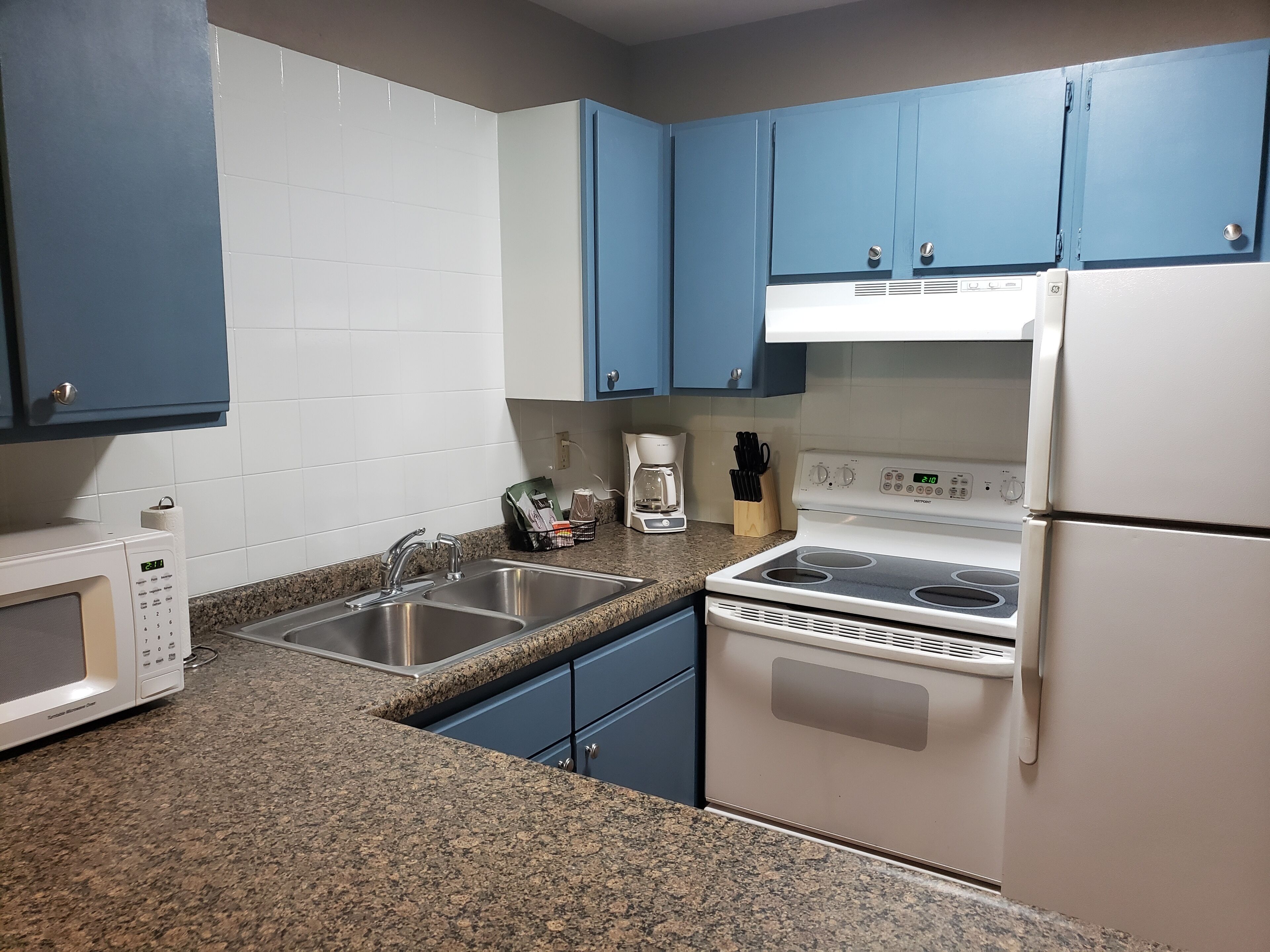 microwave, coffee/tea maker