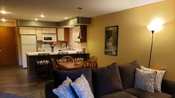 Fireside Villa (Deluxe Queen Studio) | Individually decorated, individually furnished, free WiFi