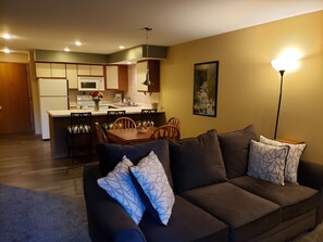 Fireside Villa (Deluxe Queen Studio) | Individually decorated, individually furnished, free WiFi - Rib Mountain Inn (Wausau)