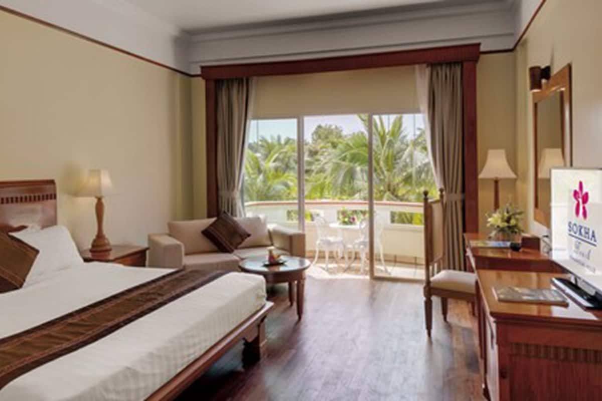 Premium bedding, minibar, in-room safe, desk