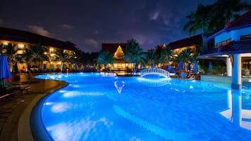 2 piscines extérieures, parasols de plage, chaises longues