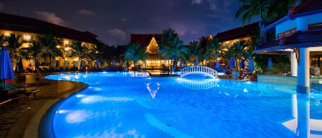 2 piscines extérieures, parasols de plage, chaises longues