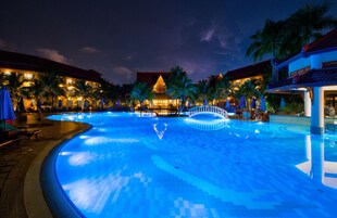 2 piscinas al aire libre, sombrillas, sillones reclinables de piscina