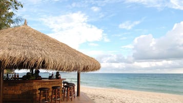 Privat strand, vit sandstrand, solstolar och parasoller