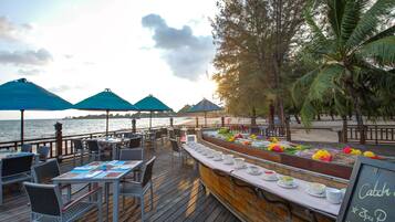 4 restaurants, breakfast, lunch, dinner served; Chinese cuisine