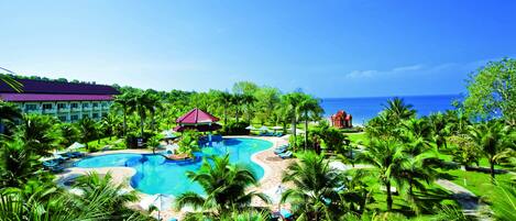 2 piscinas al aire libre, sombrillas, sillones reclinables de piscina