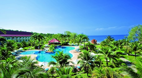 2 piscinas al aire libre, sombrillas, sillones reclinables de piscina