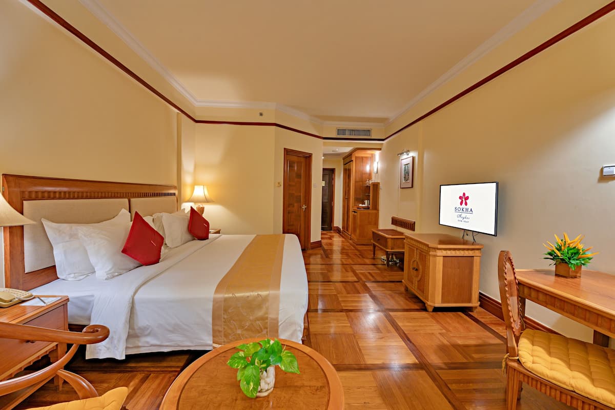 1 bedroom, Egyptian cotton sheets, premium bedding, down comforters