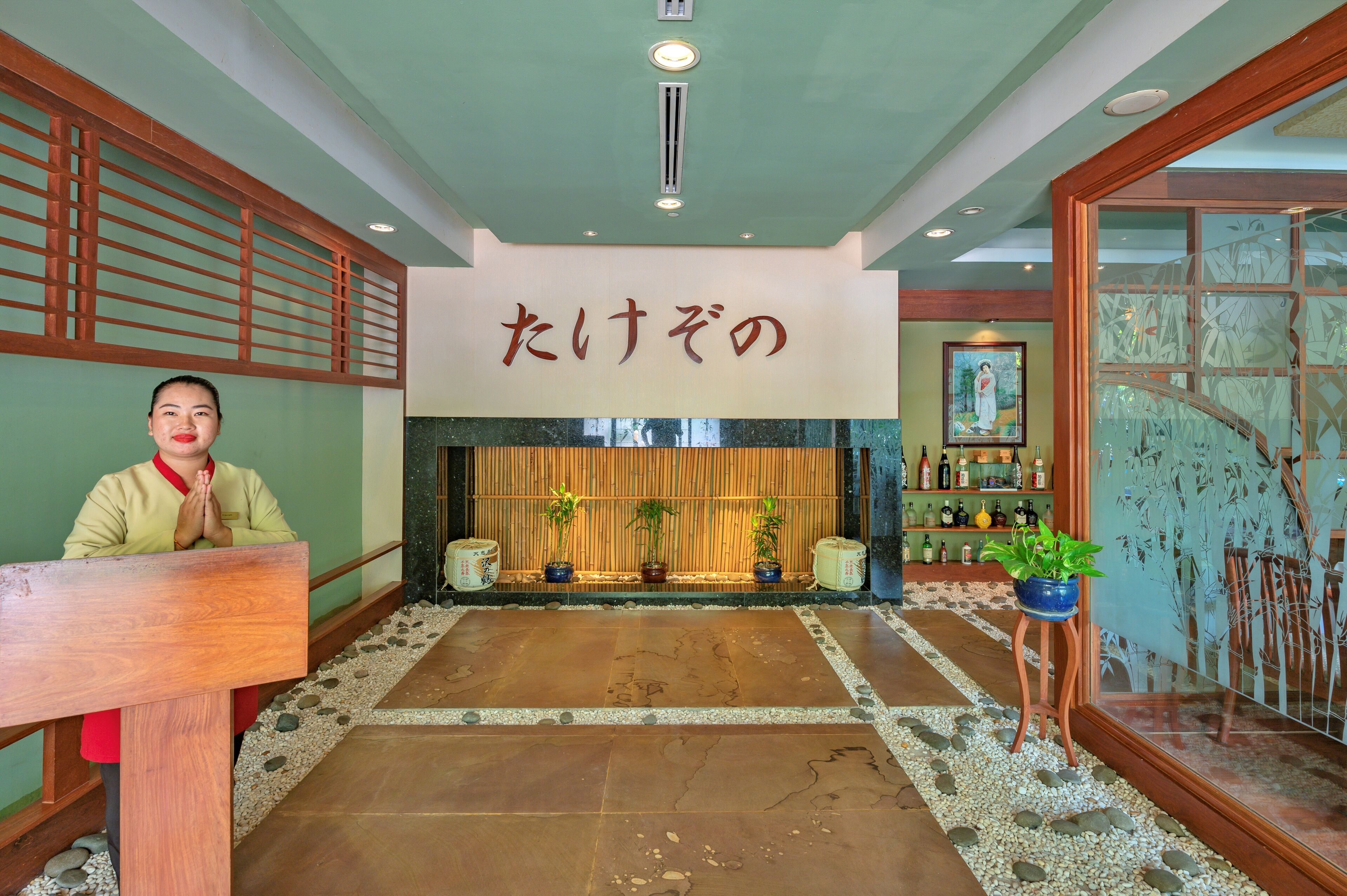 4 restaurants, breakfast, lunch, dinner served; international cuisine