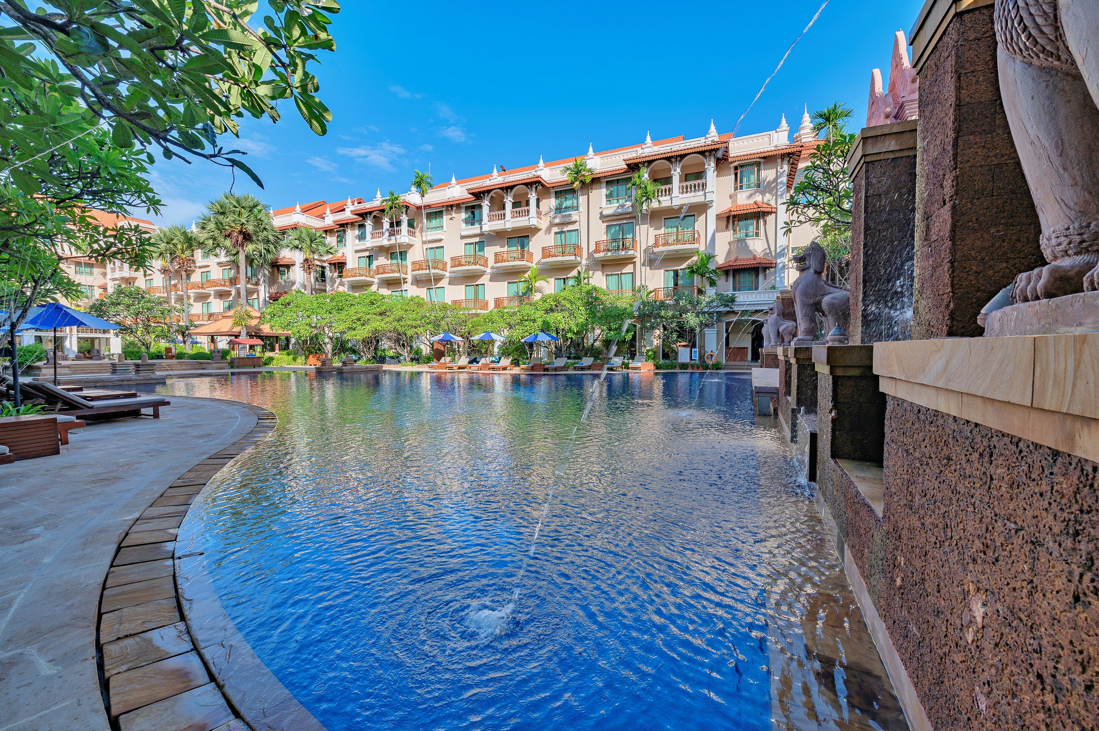 Piscine extérieure, parasols de plage