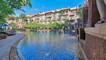 Piscine extérieure, parasols de plage