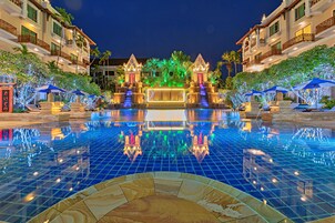 Una piscina al aire libre, sombrillas