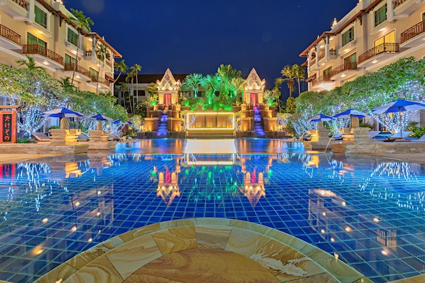 Outdoor pool, pool umbrellas - Sokha Angkor Resort (Siem Reap)