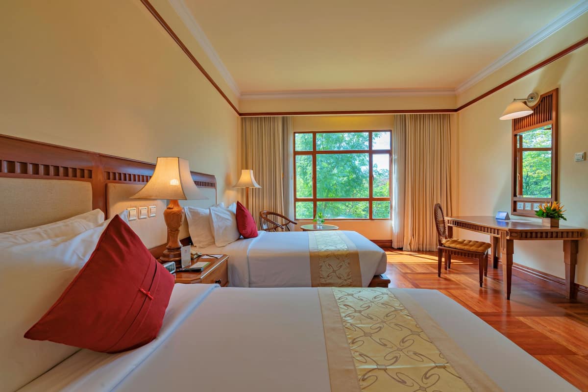 1 bedroom, Egyptian cotton sheets, premium bedding, down comforters
